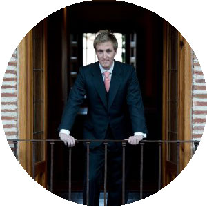 Image of Alex posing over a balcony.